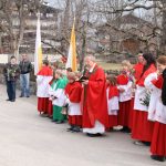 2013 - hoffentlich passen die Palmlatten in die Kirche hinein