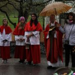 2014 - wenn schon Ministrantinnen dann auch eine Regenschirmträgerin